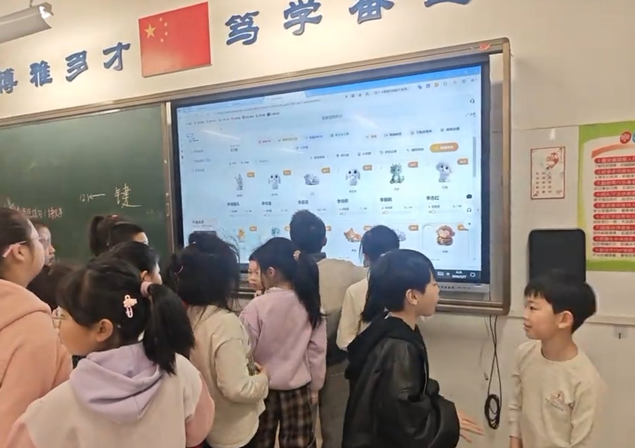 学生围在大屏前选择宠物
